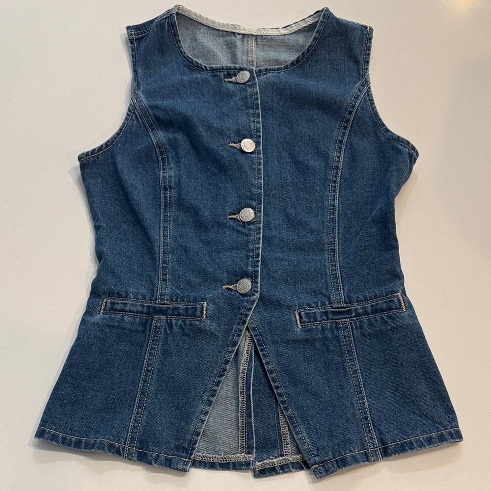 Livesso Women's Front Button Sleeveless Minimalist Denim Vest. Size S